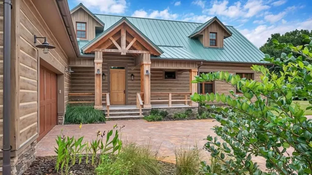Farmhouse Siding Still Popular